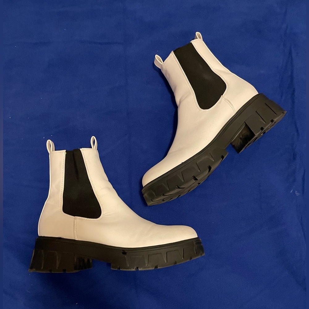 Forever 21 White Chelsea Boots!! Size 8